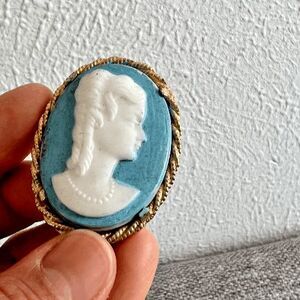 Vtg‎ retro Blue & White carved Cameo Pin Brooch Pendant gold tone victorian lady